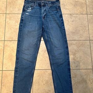 American Eagle Outfitters Mom jeans - high rise fit !